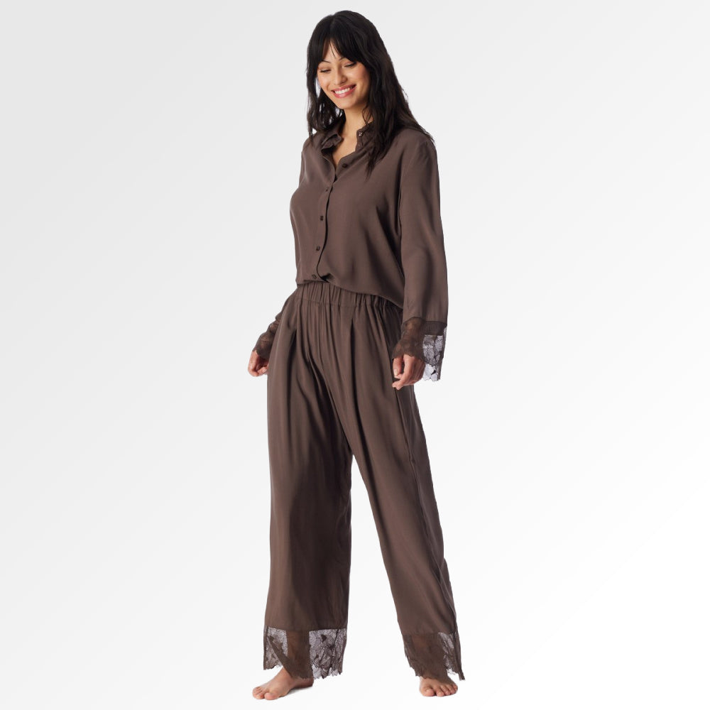 Lange donkerbruine pyjama met kant van Schiesser