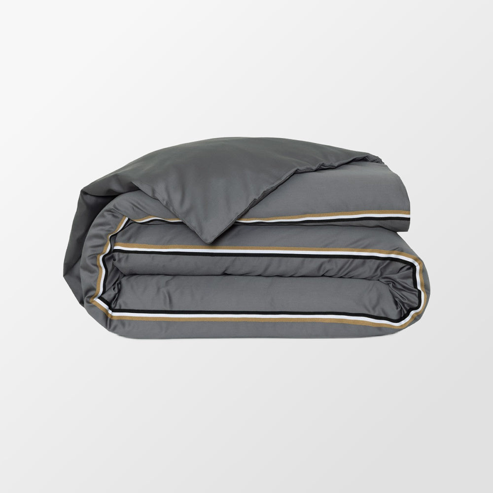 Detail van dekbedovertrek met driekleurig lint van Hugo Boss