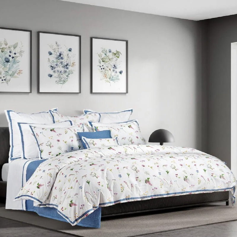 Dekbedovertrek Brezza White/Airforce Blue met verfijnde bloemen