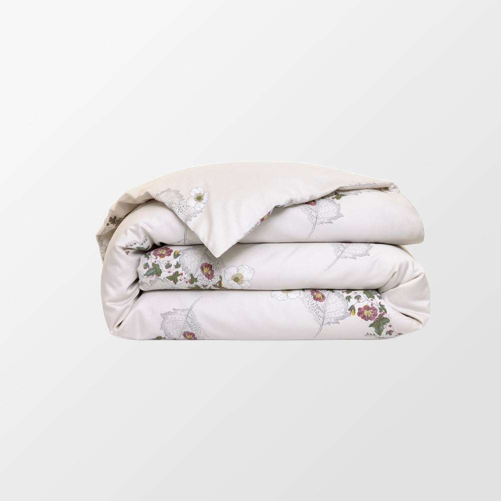 Dekbedovertrek van Yves Delorme met bloemen en bladeren