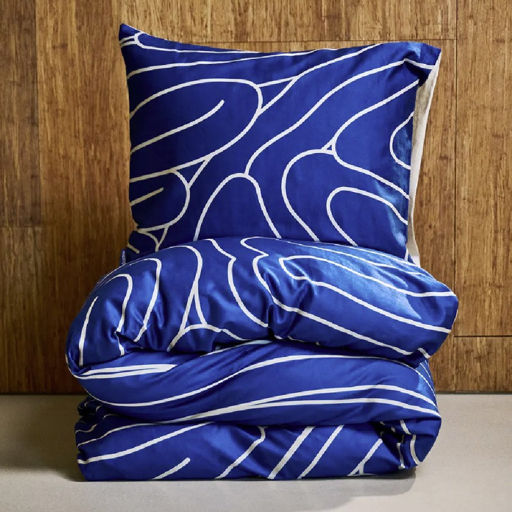 Dekbedovertrek Meandering Blue van Auping met warm beige lijnen