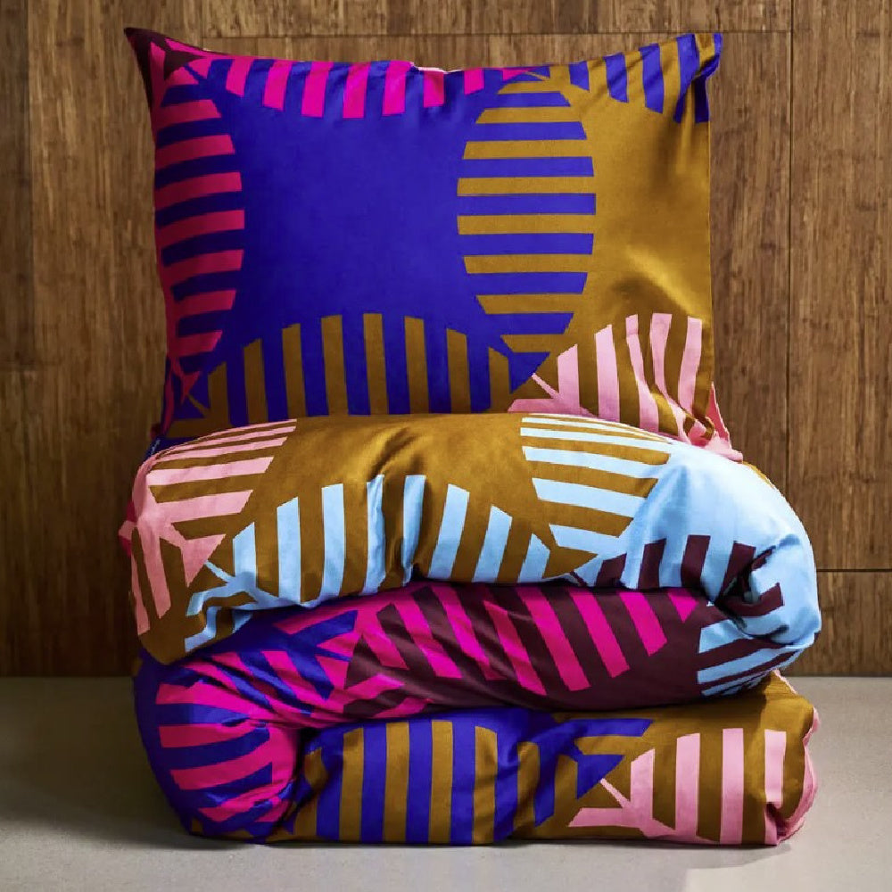 Dekbedovertrek Bright Kaleidoscope van Auping met effen roze achterkant