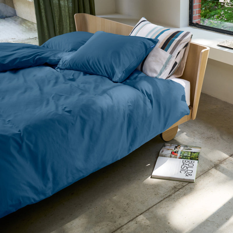 Blauw dekbedovertrek Navy Blue Satin van Auping