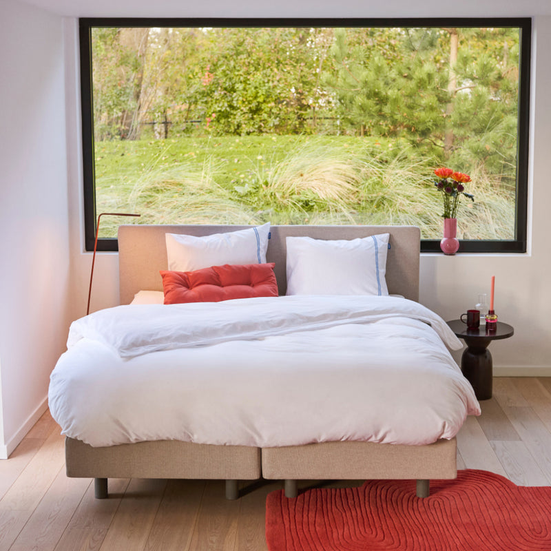 Dekbedovertrek Navy Lines Satin van Auping met blauwe rand aan de kussensloop