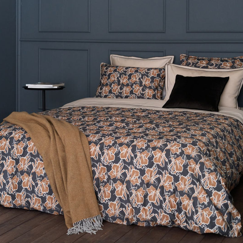 Dekbedovertrek Delphine met bloemen tegen antracietkleurige achtergrond
