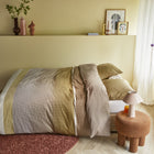 Dekbedovertrek Elvi Gold van Beddinghouse met een warme uitstraling