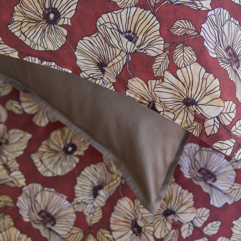 Detail van dekbedovertrek Emberlyn van Nomo met bloemen