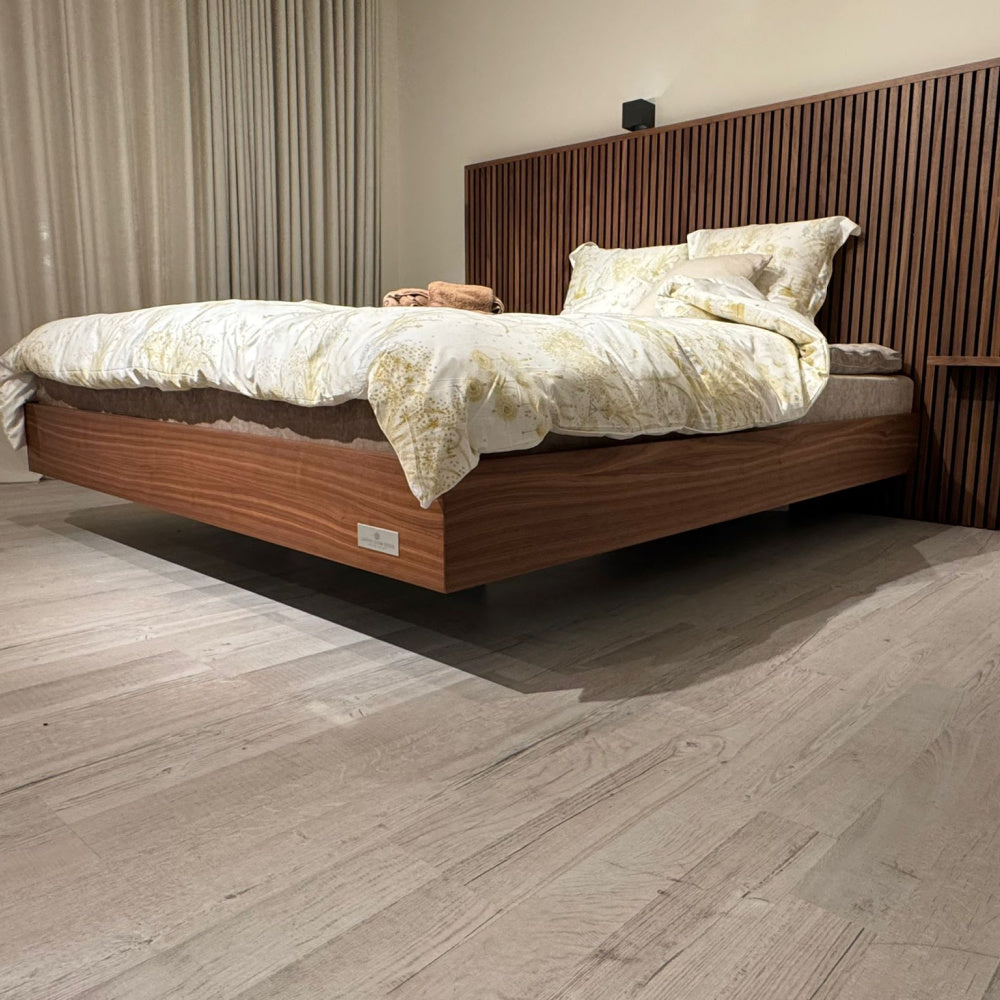 Carpe Diem boxspring Hällsö toonzaalmodel met walnoot hoofdbord