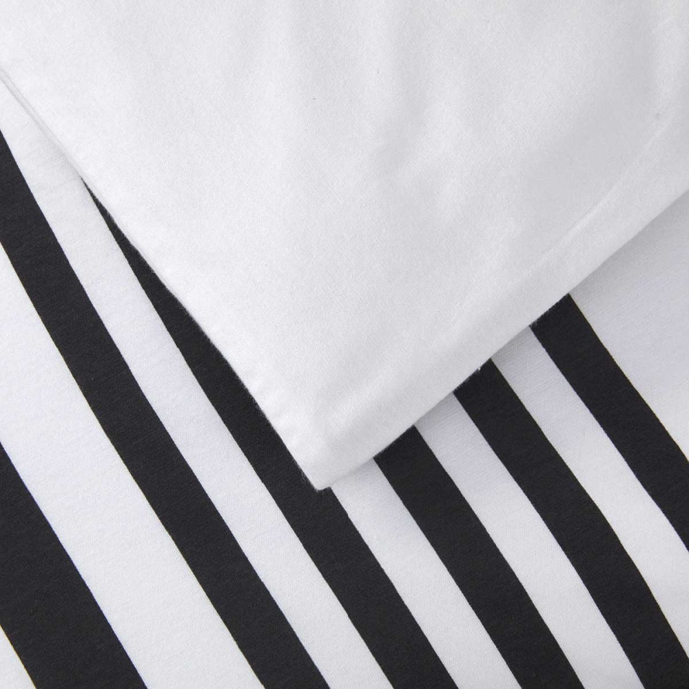 Dekbedovertrek van Lacoste met opmerkelijke strepen