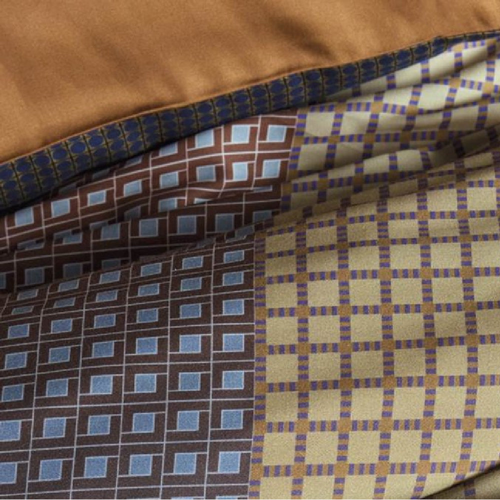 Detail van dekbedovertrek Oxford Street Blue van Dutch Design