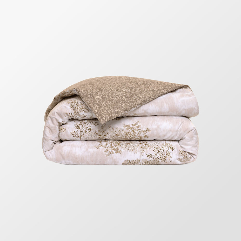 Detail van dekbedovertrek van Yves Delorme met plantenmotief