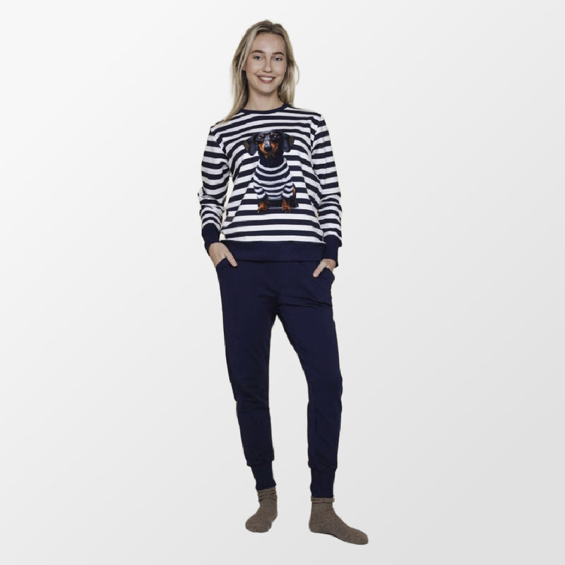 Pyjama met teckel in een Bretonse trui