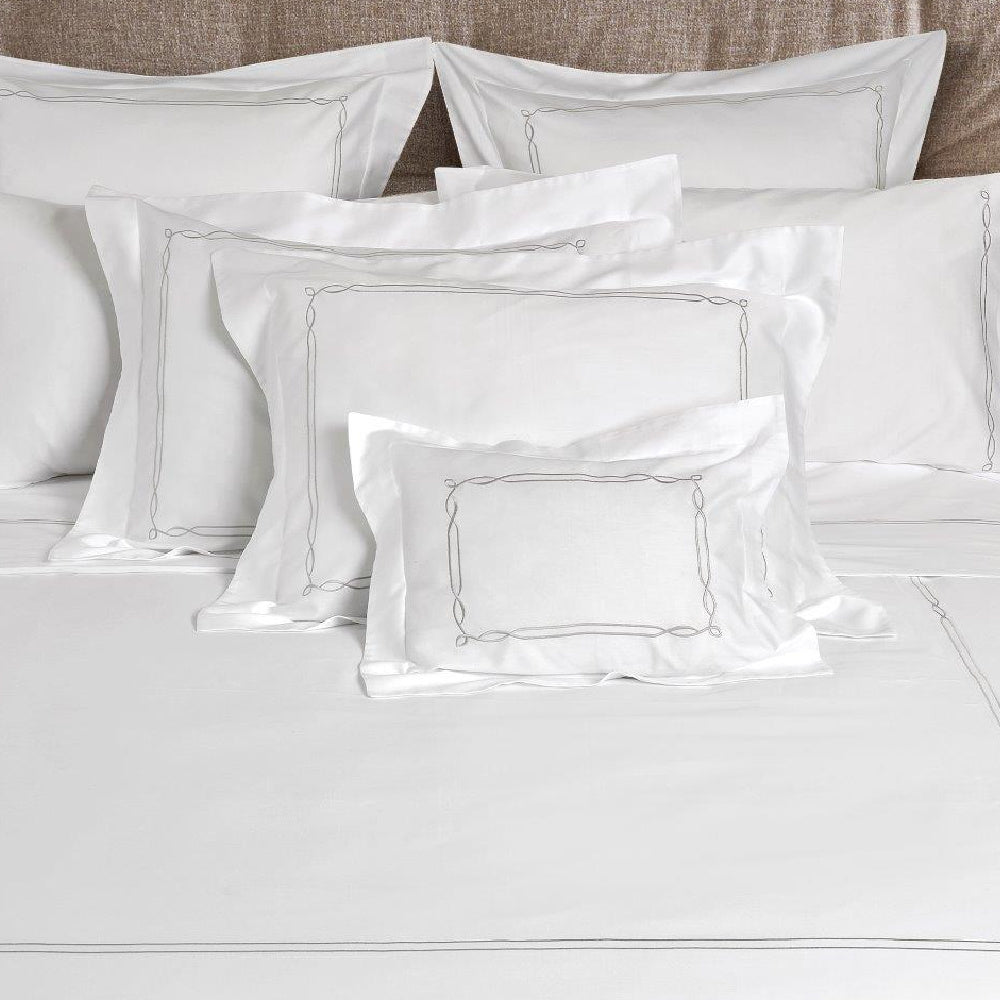 Detail van dekbedovertrek Rialto White/Dark Pearl van Signoria