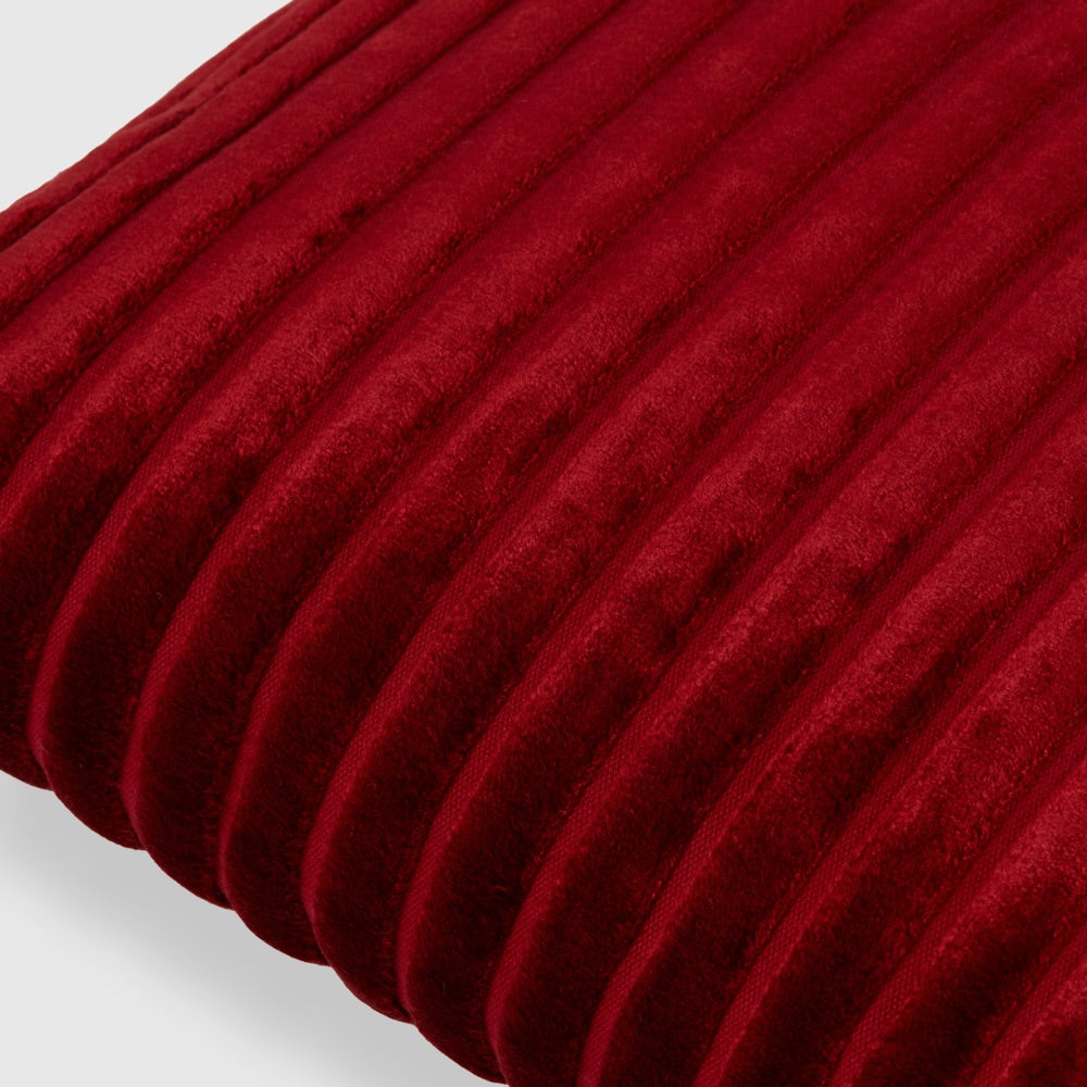 Detail van sierkussen bordeauxrood van Missoni