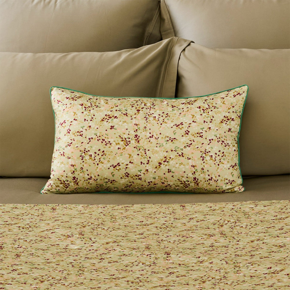 Coussin décoratif Gaura d'Yves Delorme orné d'un motif à fleurs