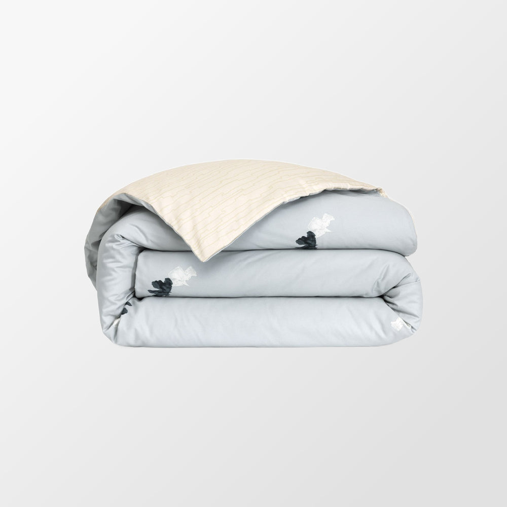 Detail van dekbedovertrek Moon Flowers met bloemen van Hugo Boss