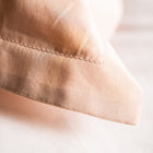 detail van volant sloop Virgo satijn, Lysdrap - détail de la taie à volant Virgo satin de coton, Lysdrap - detail of Oxford pillowcase Virgo cotton satin, Lysdrap